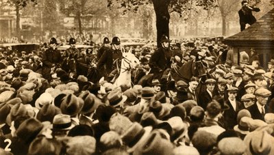 Berittene Polizei und Demonstranten, Means Test Proteste, Hyde Park, London, 1932-1933 von Unbekannt