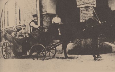 Moura Budberg mit ihrem ersten Ehemann von Benckendorf in einer Kutsche auf ihrem estnischen Anwesen, 1912 von Unbekannt