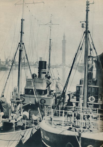 Marine-Trawler, HMS Liffy neben einem Grimsby-Fischereifahrzeug in den Grimsby-Docks, 1937 von Unbekannt