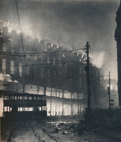 Neun Stunden Bombardierung. Als Sheffield an der Reihe war, war es mitten im Winter von Unbekannt