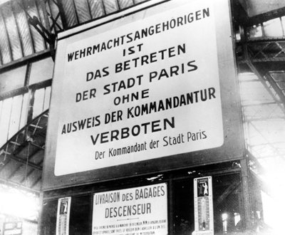 Hinweis in einem Bahnhof im deutsch besetzten Paris, 17. Juli 1940 von Unbekannt