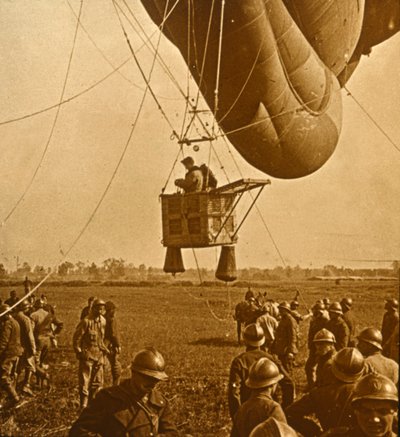 Beobachtung feindlicher Stellungen von einem Fesselballon, ca. 1914-1918 von Unbekannt