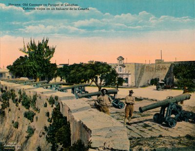 Alte Kanonen auf einer Brüstung in der Festung La Cabaña, Havanna, Kuba, um 1920 von Unbekannt