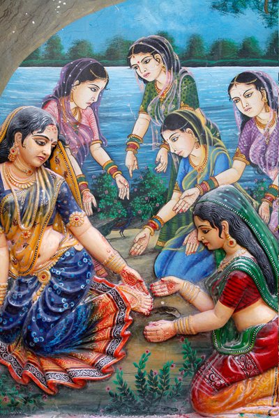 Eines Tages, als Radha auf dem Weg war, Krishna zu treffen, trat sie auf die dicke Rinde einer reifen Tamarindenfrucht und schnitt sich den Fuß. Dies verzögerte ihr Treffen mit Krishna; daher verfluchte sie den Baum, dass seine Früchte nicht reifen würden. von Unbekannt