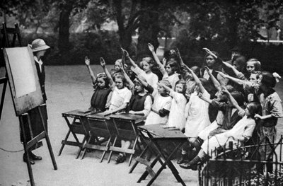 Unterricht im Freien in Lincolns Inn Fields, London, 1926-1927 von Unbekannt