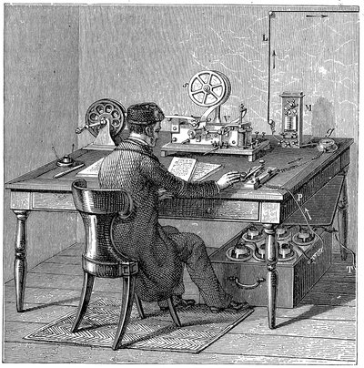 Operator sendet eine Nachricht auf einem Morse-Elektrodrucktelegrafen, 1887 von Unbekannt
