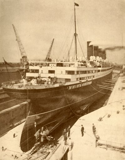 Überholung eines großen Liners in einem Trockendock in Liverpool, um 1930 von Unbekannt
