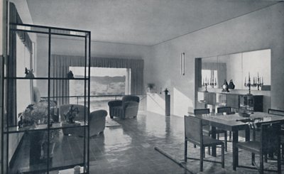 Paniconi und Pediconi. Ein Speisesaal mit einem großen Fenster und Vorhängen, die ein schönes Bild rahmen von Unbekannt