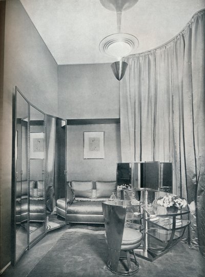 Teil eines Boudoir-Ankleidezimmers in taubengrauem Satin und verchromtem Metall, von Eugene Printz von Unbekannt