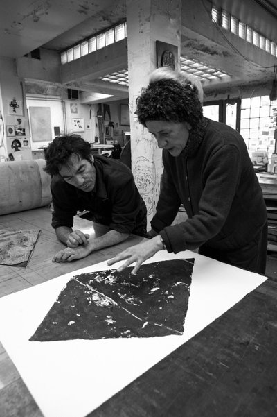 Pascal Gauvard, Mitbegründer der Pasnic-Gravierwerkstatt, Annie-Paule Thorel, französische Malerin. Analyse eines Drucks. Pasnic-Gravierwerkstatt in Paris im Jahr 2009 von Unbekannt