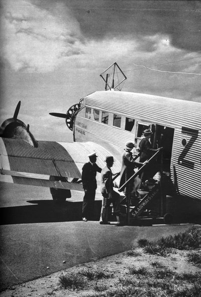 Passagiere besteigen eines der Junkers-Flugzeuge der South African Airways, ca. 1936-1937 von Unbekannt