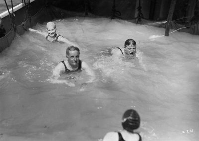 Passagiere im Schwimmbad an Bord eines Kreuzfahrtschiffes, ca. 1920er-1930er Jahre von Unbekannt