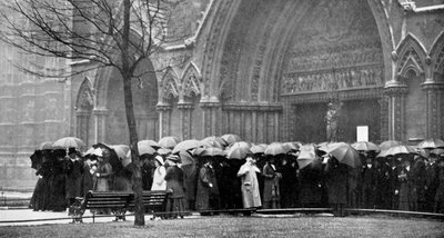 Menschen warten im Regen, um einen Gottesdienst in der Westminster Abbey, London, 1910 zu besuchen von Unbekannt