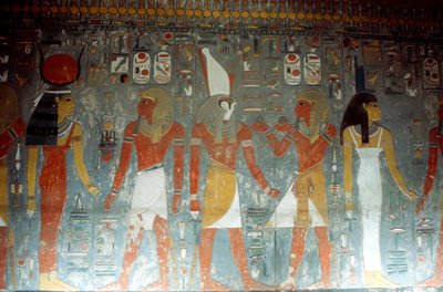 Pharao Horemheb mit der Göttin Isis und dem Gott Horus, Altägyptisch, 14. Jahrhundert v. Chr. von Unbekannt