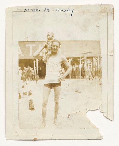 Fotografie von Cpl. Lawrence Leslie McVey mit seinem Sohn, Lawrence McVey Jr., 1925 von Unbekannt