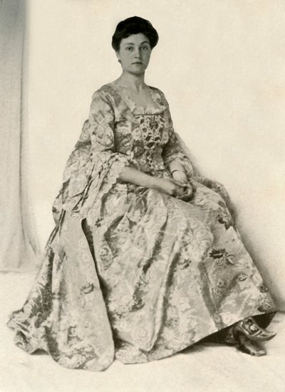 Fotografie eines Kincob-Brokatstoffs mit seidenbesticktem Mieder, ca. 1750, 1937 von Unbekannt