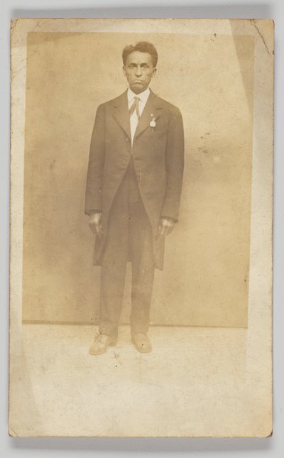 Fotopostkarte eines Mannes im Anzug, 1904-1918 von Unbekannt