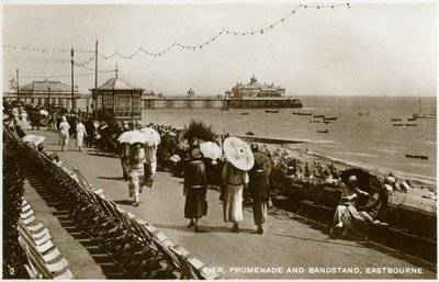 Pier, Promenade und Musikpavillon, Eastbourne, Sussex, ca. 1920er von Unbekannt
