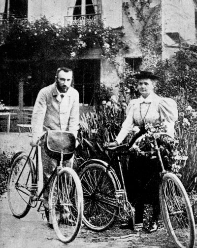 Pierre und Marie Curie, französische Physiker, bereiten sich auf eine Radtour vor von Unbekannt
