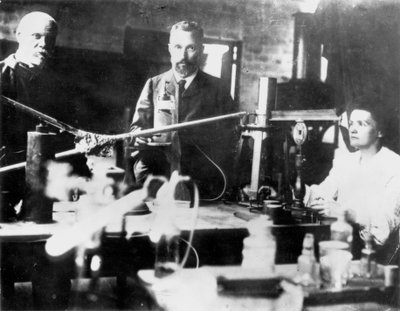 Pierre und Marie Curie, französische Wissenschaftler, bei der Arbeit im Labor von Unbekannt