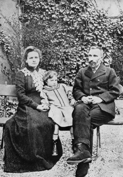 Pierre und Marie Curie, französische Wissenschaftler, mit ihrer Tochter Irene, 1904 von Unbekannt
