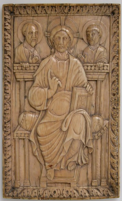 Plakette mit Christus auf dem Thron mit zwei Aposteln von Unbekannt