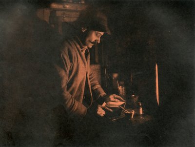 Ponting entwickelt eine Platte im Dunkelraum, um 1910-1913 von Unbekannt