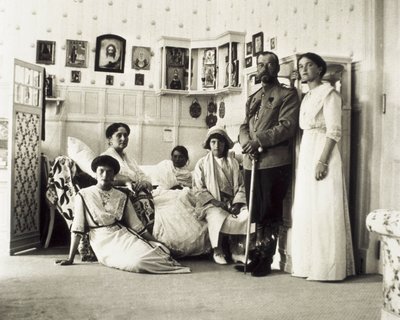 Porträt von Zar Nikolaus II. (1868-1918) mit seiner Familie, von links nach rechts Tatiana, Alexandra (seine Frau), Anastasia, Maria und Olga, ca. 1910 von Unbekannt
