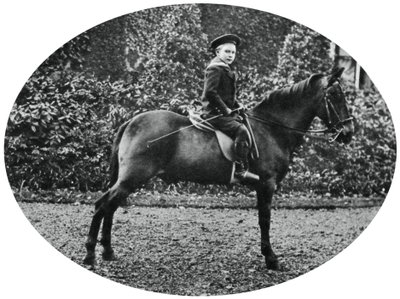 Prinz Albert Windsor im Alter von sechs Jahren, auf einem Pferd sitzend, 1902 von Unbekannt