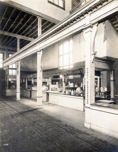 Öffentlicher Bequemlichkeitsstand mit Postkarten-, Süßigkeiten- und öffentlichen Stenographenständen im Palast der Manufakturen auf der Weltausstellung 1904 von Unbekannt