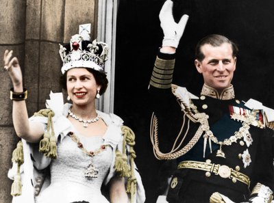 Königin Elizabeth II. und der Herzog von Edinburgh an ihrem Krönungstag, Buckingham Palace, 1953 von Unbekannt