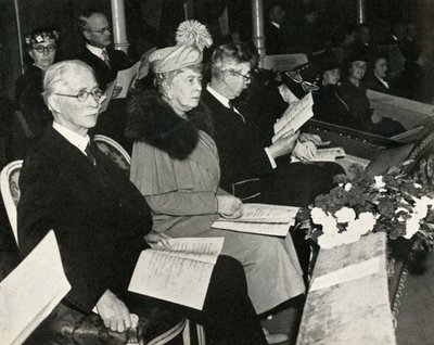 Königin Mary beim Dankeskonzert für den Sieg, Royal Albert Hall, 1945, 1951 von Unbekannt