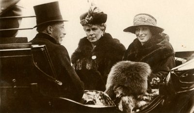Königin Mary mit der Prinzessin Royal und Viscount Lascelles, 1923 von Unbekannt