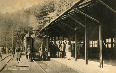 Bahnhof, um 1918-1939 von Unbekannt