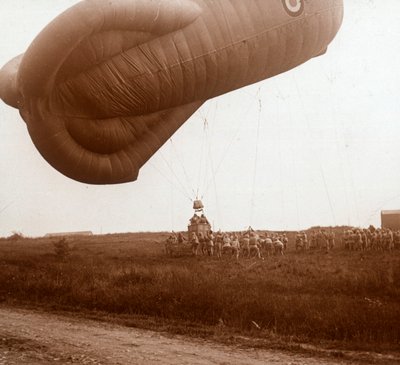 Aufstieg eines Sperrballons mit Korb zur Beobachtung, ca. 1914-1918 von Unbekannt
