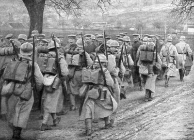 Französische Infanterie passiert eine Reihe von Gefangenen, Plessis-de-Roye, Picardie, Frankreich, 30. März 1918 von Unbekannt