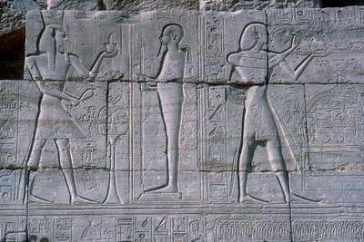 Relief zeigt Ramses II. vor Ptah, Das Ramesseum, Tempel von Ramses II., Luxor, Ägypten von Unbekannt