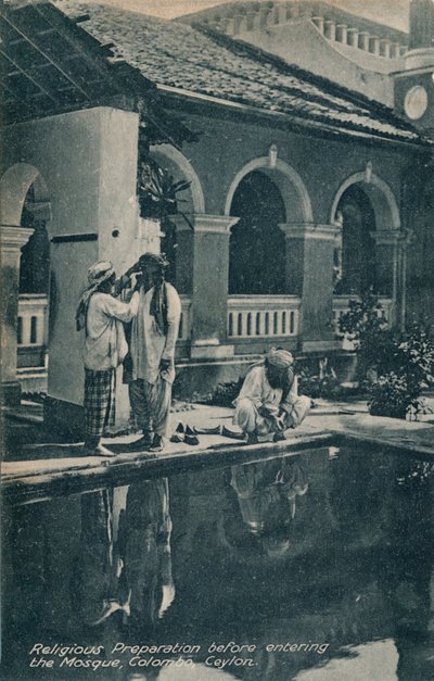 Religiöse Vorbereitung vor dem Betreten der Moschee, Colombo, Ceylon, um 1910 von Unbekannt