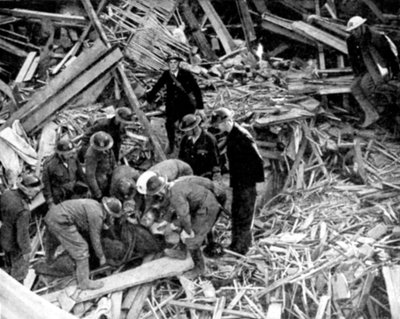 Rettungsarbeiter befreien einen Mann aus einem bombenbeschädigten Gebäude, Zweiter Weltkrieg, 1940 von Unbekannt