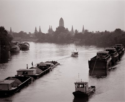 Flusskähne auf dem Chao Phraya Fluss mit Blick auf Wat Chaiwatthanaram von Unbekannt