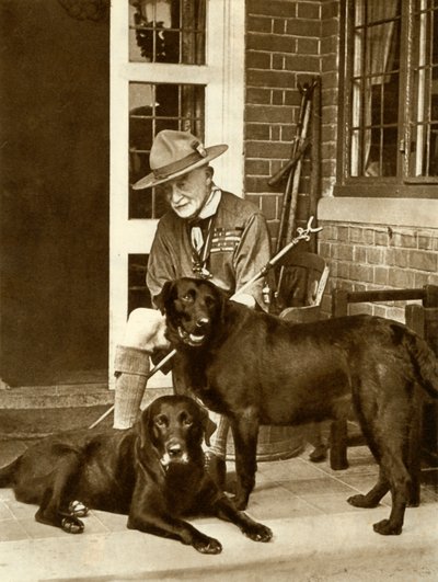 Robert Baden-Powell zu Hause mit seinen Hunden, um 1929, 1935 von Unbekannt
