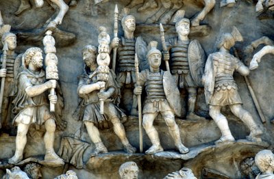 Römische Soldaten nehmen an der Decursio teil, dem rituellen Umkreisen des Scheiterhaufens von Unbekannt