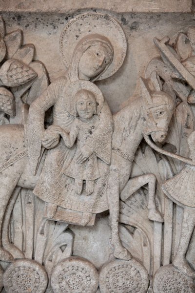 Romanisches Basrelief vom Kapitell in der Kathedrale von Autun, das die Flucht nach Ägypten darstellt, Autun, Frankreich von Unbekannt