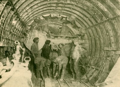 Rotationsschneider bei der Arbeit in der erweiterten Röhre der City and South London Railway Line, um 1930 von Unbekannt