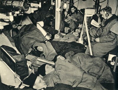 Royal Marines schlafen im Geschützhaus eines Kriegsschiffs, Zweiter Weltkrieg, ca. 1939-1943, 1944 von Unbekannt
