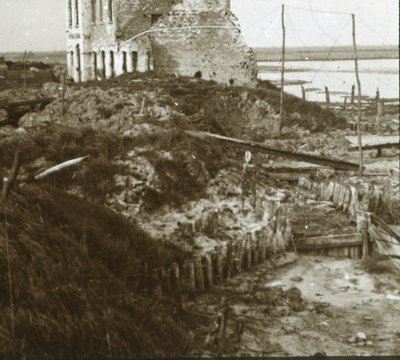 Ruiniertes Gebäude und Schützengräben entlang der Küste von Unbekannt