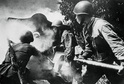 Russische Artillerie im Einsatz, Ostfront, 1943 von Unbekannt