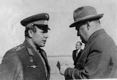 Russischer Kosmonaut Juri Gagarin und Raketeningenieur Sergei Koroljow, 1961 von Unbekannt