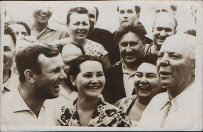 Russischer Kosmonaut Juri Gagarin mit seiner Frau, 1962 von Unbekannt