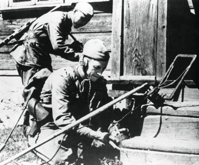 Russische Soldaten mit Minensuchgeräten räumen ein vermintes Haus, Ostfront von Unbekannt